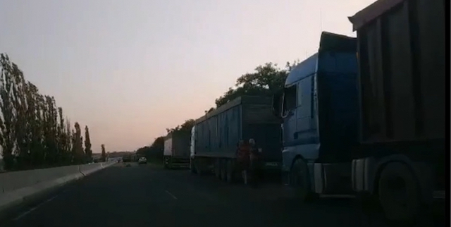Свежие новости: На въезде в Николаев скопились десятки фур