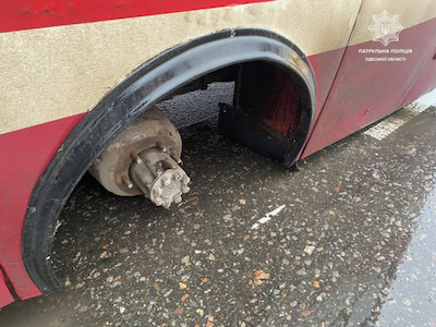 Свежие новости: В Одессе у маршрутки на ходу оторвалось колесо