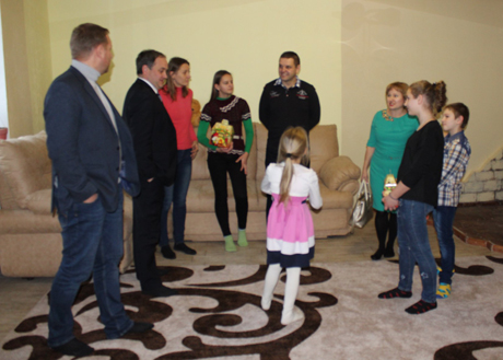 Свежие новости: Міська влада Вознесенська завітала з подарунками до новоствореної прийомної родини