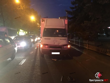 Свежие новости: В центре Николаева водитель фургона сбил женщину, которая с ребенком переходила дорогу