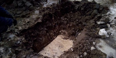 Свежие новости: В Первомайске во время ремонта прорыва водопровода под асфальтом нашли брусчатку