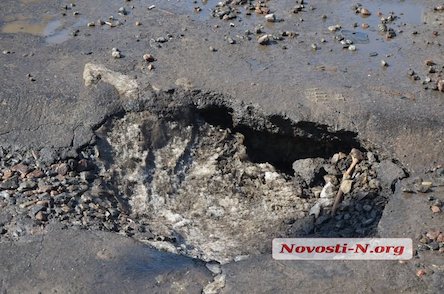 Свежие новости: В «черную дыру» в центре Николаева ежедневно проваливается несколько машин