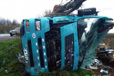 Свежие новости: Водитель уснул на ходу: за 3 км от Николаева перевернулась груженная маслом фура