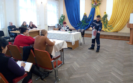 Свежие новости: У Вознесенському та Веселинівському районах рятувальники спілкувалися про правила пожежної безпеки у період проведення новорічних свят