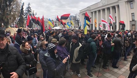 Фото новости: С трибуны возле Рады заявили об импичменте президента Свежие новости: С трибуны возле Рады заявили об импичменте президента