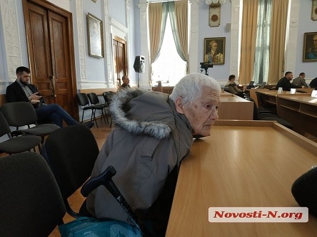 Свежие новости: ВИДЕО: 80-летняя пенсионерка приходит в горсовет в 58 раз - не дают участок под инвалидные коляски