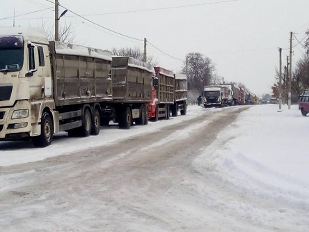 Свежие новости: ВИДЕО: На трассе «Николаев-Кропивницкий» застряли больше 10 фур