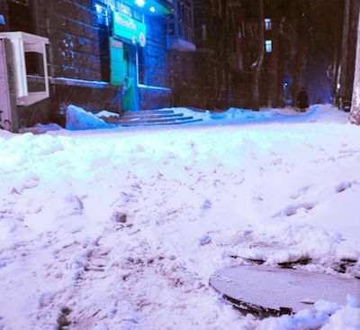 Свежие новости: В Николаеве журналистка упала в открытый люк в центре города