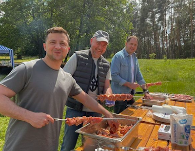 Свежие новости: Зеленский пригласил украинских журналистов на пикник с шашлыками