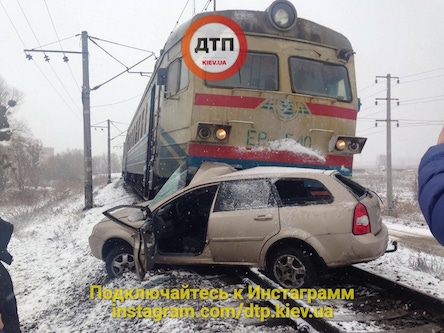 Свежие новости: ФОТО: Под Киевом поезд протаранил авто на переезде