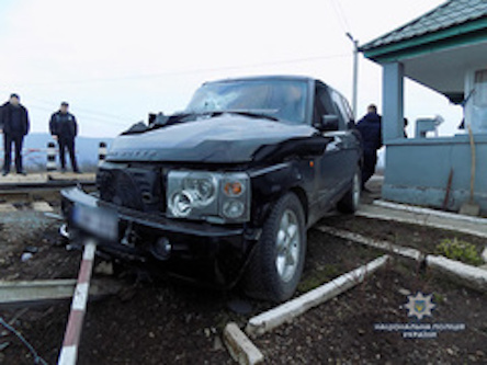 Свежие новости: На Закарпатье «Land Rover» врезался в товарный поезд