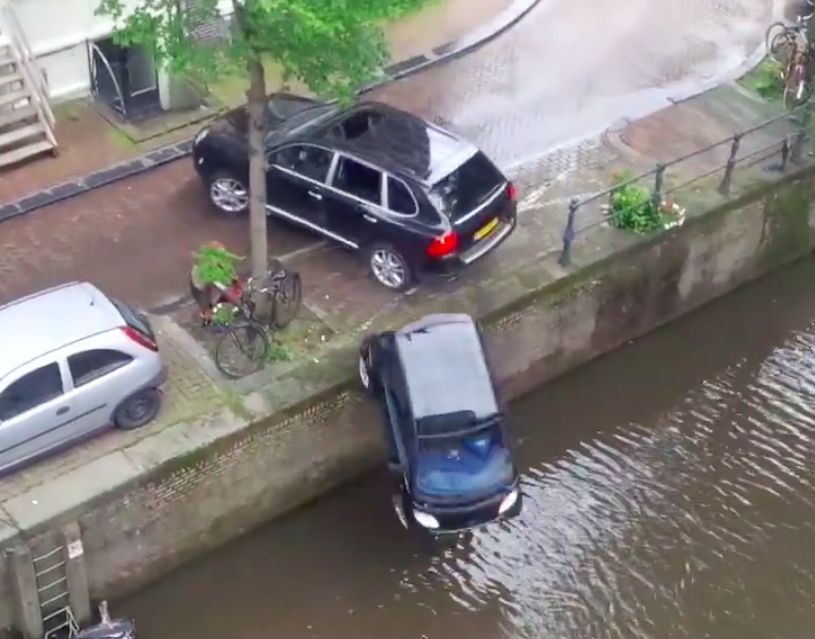 Свежие новости: ВИДЕО: Cayenne в заносе скинул Smart в канал