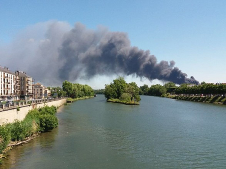 Свежие новости: Во Франции горел склад предприятия по переработке опасных отходов