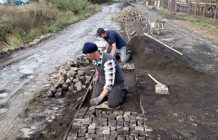 Свежие новости: Жители села на Закарпатье самостоятельно ремонтируют дорогу, укладывая брусчатку