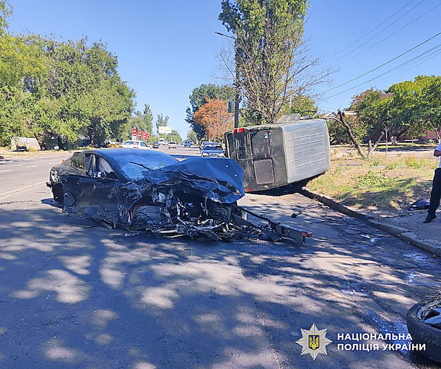 Свежие новости: У Миколаєві поліція шукає свідків потрійної ДТП на Троїцькій