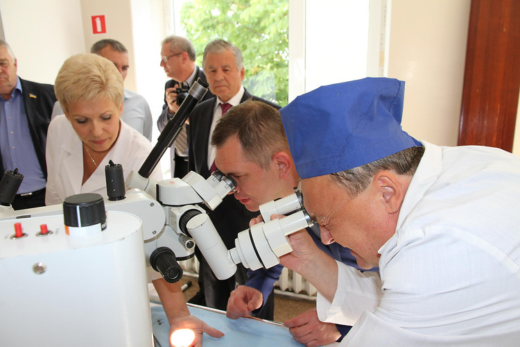 Свежие новости: Городской больнице № 4 г. Николаева были переданы кровати и современный операционный микроскоп