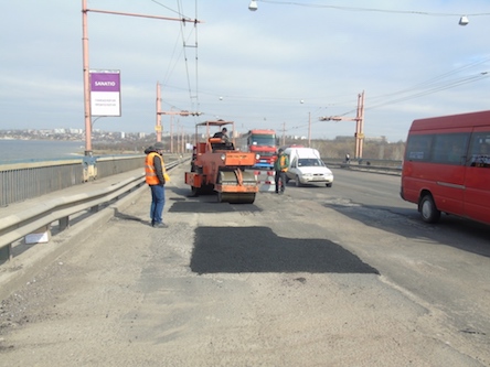 Фото новости: С завтрашнего дня движение по Ингульскому мосту будет временно ограничено Свежие новости: С завтрашнего дня движение по Ингульскому мосту будет временно ограничено