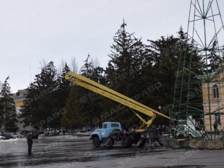 Свежие новости: В Первомайске начали монтировать главную городскую елку