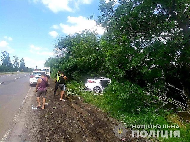 Фото новости: На Николаевщине Hyundai после столкновения с тягачом слетел в кювет – пострадали две женщины и маленький ребенок Свежие новости: На Николаевщине Hyundai после столкновения с тягачом слетел в кювет – пострадали две женщины и маленький ребенок