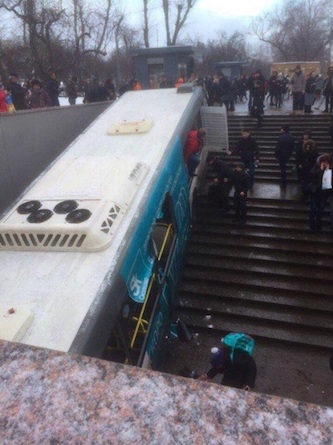 Фото новости: Жуткое ДТП в Москве: автобус въехал в переход, пять погибших Свежие новости: Жуткое ДТП в Москве: автобус въехал в переход, пять погибших
