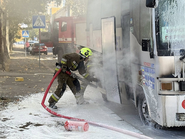 Свежие новости: ДСНС запобігла поширенню вогню під час загоряння автобусу в Миколаєві