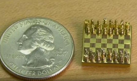 Свежие новости: Армянский «левша» создал самые маленькие в мире золотые шахматы