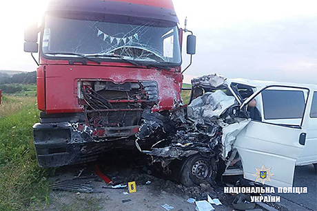 Свежие новости: На Ивано-Франковщине «Volkswagen» вылетел на «встречку» и врезался в грузовик - погибли все, кто был в машине