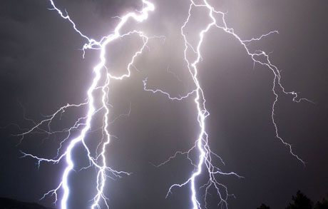 Свежие новости: На Николаевщине из-за удара молнии загорелся дом