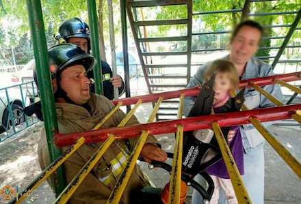 Свежие новости: В Одессе девочка застряла между двумя железными перекладинами на детской площадке