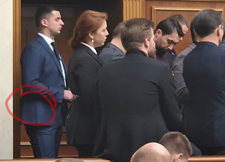 Свежие новости: В УГО показали фото, что действительно на поясе у сотрудника, которого заподозрили в ношении оружия под куполом Рады