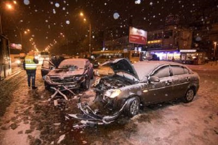 Свежие новости: В Киеве на светофоре Toyota протаранила Hyundai