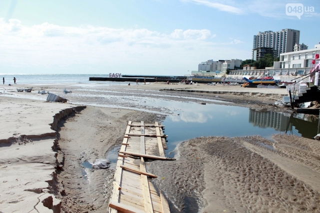 Свежие новости: Ливень в Одессе смыл часть Аркадии в море