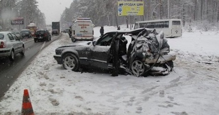 Свежие новости: Жуткое ДТП парализовало международную трассу: десятки автомобилей превратились в груду металлолома