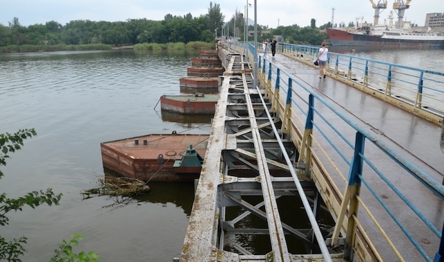 Свежие новости: В Николаеве затопило один из понтонов пешеходного моста через реку Ингул