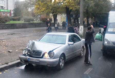 Свежие новости: В центре Николаева «Mercedes» врезался в заполненную маршрутку