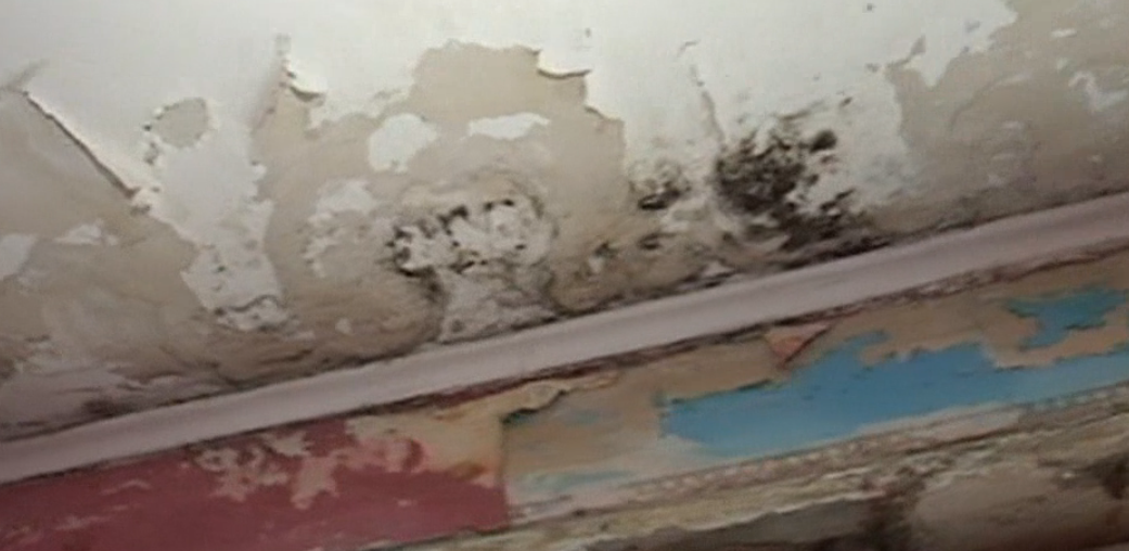 Фото новости: Николаевские чиновники крышу отремонтировали, но дыры оставили Свежие новости: Николаевские чиновники крышу отремонтировали, но дыры оставили