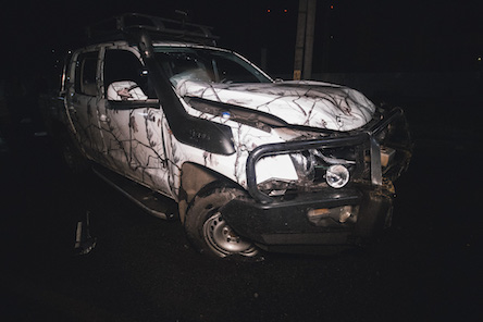 Свежие новости: ВИДЕО. Под Киевом Volkswagen Amarok влетел в кирпичный забор: водителя выкинуло из машины