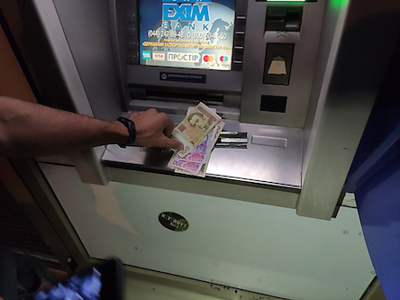 Свежие новости: В центре Николаева на двух банкоматах обнаружили фальшпанели, которые блокировали выдачу наличных