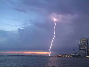 Свежие новости: В статую Свободы ударила молния (видео)