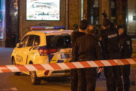 Свежие новости: На Майдане в Киеве парень пять часов просидел на крыше угрожая спрыгнуть с высоты