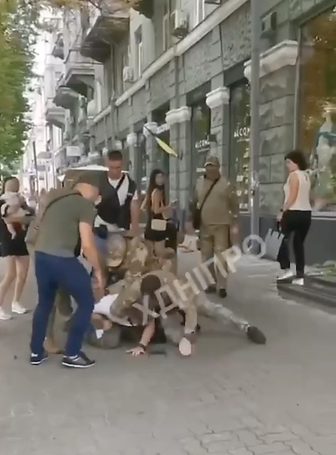 Свежие новости: У Дніпрі охоронці нардепа Тищенко в балаклавах напали на військового, коли він гуляв з немовлям