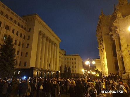 Свежие новости: «Ночь на Банковой-2»: в Офис президента пришли активисты с требованием расследовать убийство Гандзюк