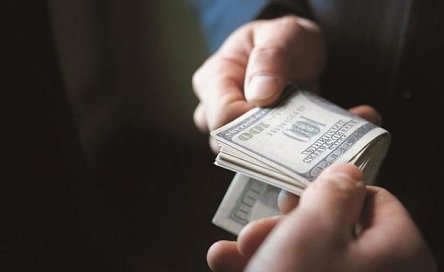 Фото новости: В Одессе на взятке в $5 тыс. задержали двух полицейских Свежие новости: В Одессе на взятке в $5 тыс. задержали двух полицейских