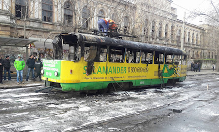Свежие новости: В центре Одессы сгорел трамвай: пассажиры прыгали из окон