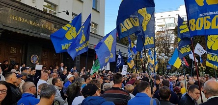 Свежие новости: ОНЛАЙН: Националисты начали штурм Генпрокуратуры