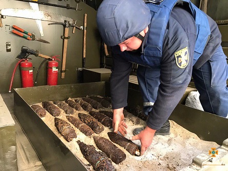 Фото новости: В Тернополе на территории школы нашли 110 артснарядов Свежие новости: В Тернополе на территории школы нашли 110 артснарядов