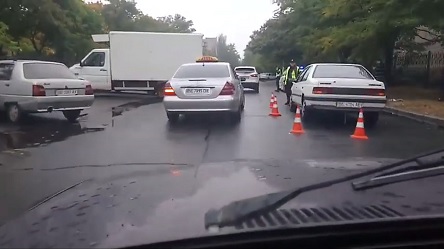 Свежие новости: ВИДЕО: В Николаеве легковушка сбила двоих маленьких детей, которые перебегали дорогу в неположенном месте