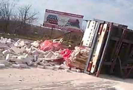 Свежие новости: ВИДЕО: На Николаевщине перевернулся тягач со стройматериалами