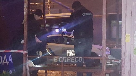 Свежие новости: В Киеве мужчина бросил гранату в полицейских: машину прошило осколками