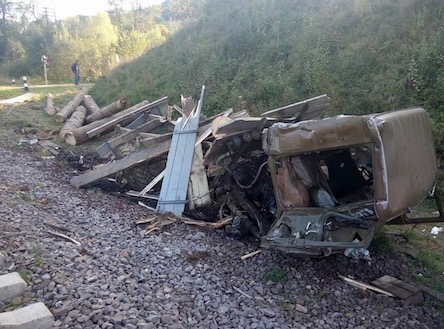 Свежие новости: Под Львовом поезд врезался в грузовик: опубликованы фото и подробности